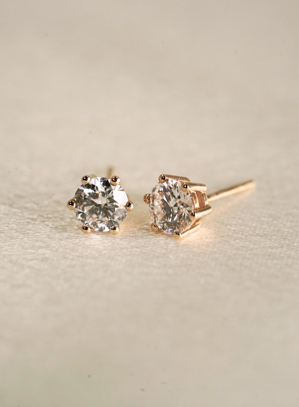 Éclat Solitaire 6-Prong Ear Studs
