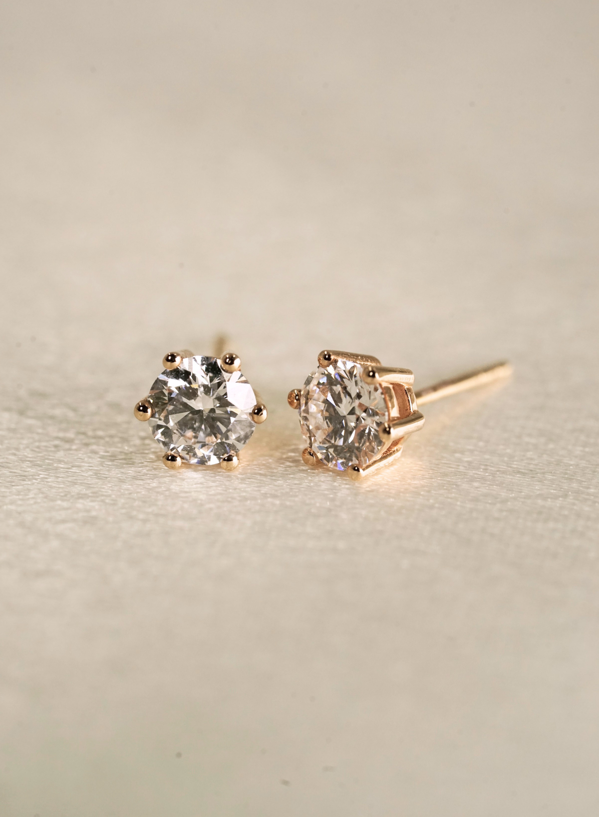 Éclat Solitaire 6-Prong Ear Studs