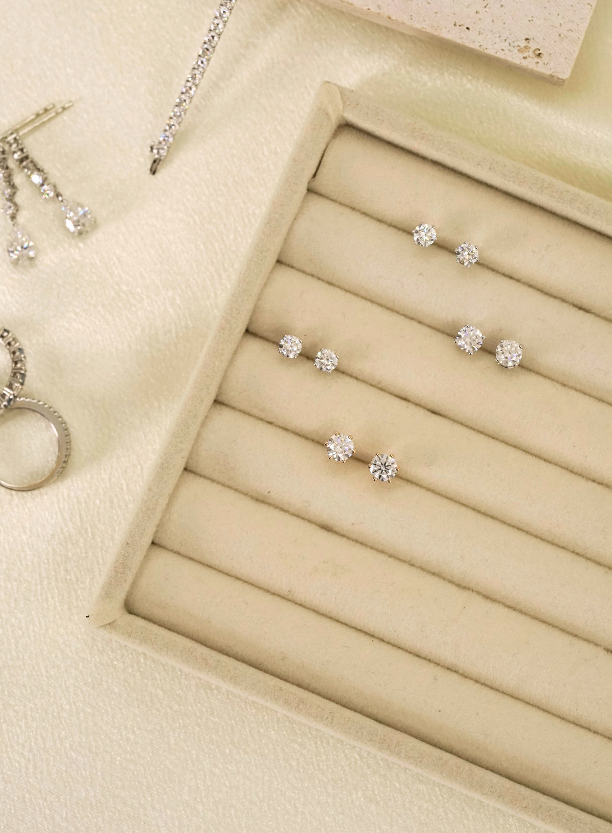 Éclat Solitaire 6-Prong Ear Studs