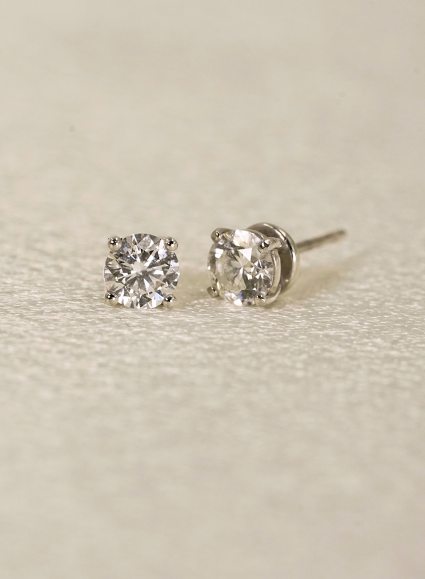 Éclat Solitaire 4-Prong Ear Studs